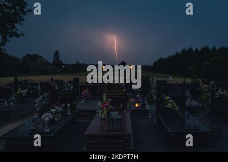 Friedhof im Dorf Rogow, Kreis Brzeziny in der Woiwodschaft Lodz in Mittelpolen Stockfoto