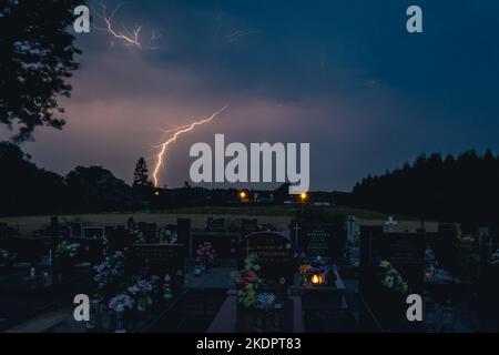 Friedhof im Dorf Rogow, Kreis Brzeziny in der Woiwodschaft Lodz in Mittelpolen Stockfoto