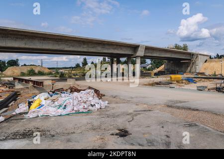 Baustelle für S7 Hauptstraßen in Polen, Teil der Europastraße E77 im Dorf Ruda in der Nähe der Stadt Tarczyn, Masowien in Polen Stockfoto