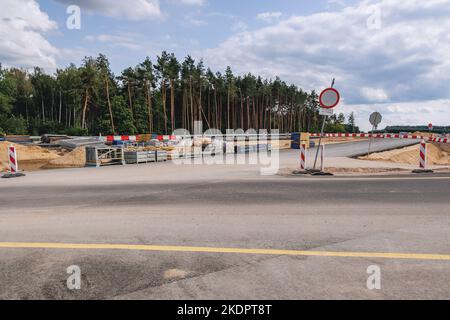 Baustelle für S7 Hauptstraßen in Polen, Teil der Europastraße E77 im Dorf Ruda in der Nähe der Stadt Tarczyn, Masowien in Polen Stockfoto