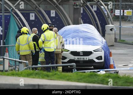 NUMMERNSCHILD VERPIXELT VOM PA-BILDTISCH Aktenfoto vom 30/10/2022 von Rettungsdiensten des Autos, das an einem Zwischenfall in der Nähe des Migrantenverarbeitungszentrums in Dover, Kent, beteiligt war. Andrew Leak, 66, aus High Wycombe in Buckinghamshire, starb an Erstickung, wie eine Inquest in Maidstone gehört hat, nachdem er zwei oder drei „rohe“ Brandvorrichtungen auf dem Western Jet Foil-Gelände in Kent geworfen hatte. Ausgabedatum: Dienstag, 8. November 2022. Stockfoto