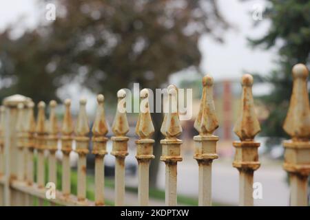 Vintage rostigen Metallzaun mit einer Reihe von dekorativen Finals. Stockfoto