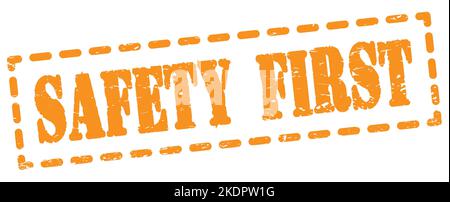 TEXT „SICHERHEIT ZUERST“ auf orangefarbenem gestricheltem Stempelschild. Stockfoto