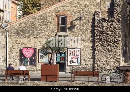 Collioure, Frankreich - Oktober 2022; zwei Menschen sitzen auf einer Bank im Freien in einer Stadt am Mittelmeer Stockfoto