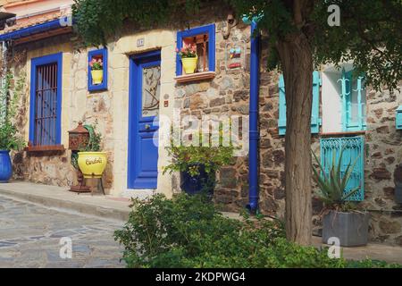 Traditionelle Fischerhütten mit farbenfrohen Fassaden in der mediterranen Küstenstadt Collioure Stockfoto