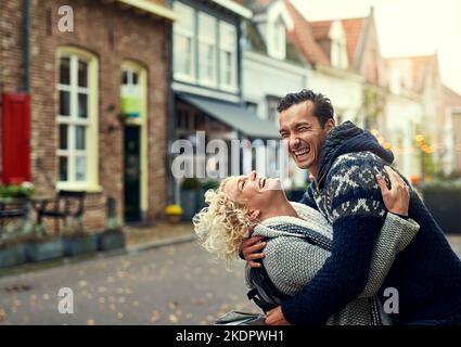 Dies ist der beste Urlaub aller Zeiten. Ein liebevolles junges Paar, das seine Zeit im Urlaub genießt. Stockfoto