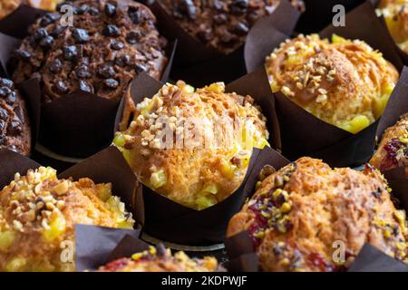 Muffins mit Schokolade und Haselnüssen. Spezialitäten der amerikanischen Küche. Nahaufnahme Stockfoto