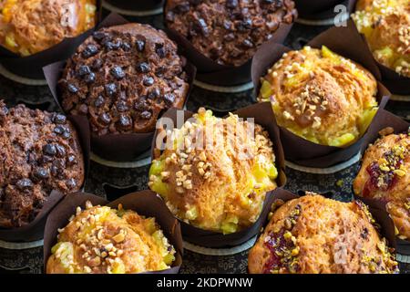 Muffins mit Schokolade und Haselnüssen. Spezialitäten der amerikanischen Küche. Nahaufnahme Stockfoto