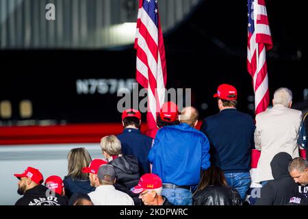 Vandalia, Ohio, USA. 7.. November 2022. Anhänger des ehemaligen Präsidenten Donald Trump schauen sich Trumps persönliches Boeing 757-Düsenflugzeug mit dem Spitznamen „Trump Force One“ an, als es zu einer Wahlkampfveranstaltung in Vandalia, Ohio, am Montag, den 7. November 2022, Einen Tag vor den Zwischenwahlen 2022. (Bild: © Jintak Han/ZUMA Press Wire) Stockfoto