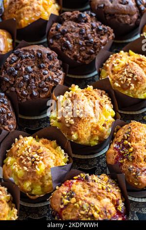 Muffins mit Schokolade und Haselnüssen. Spezialitäten der amerikanischen Küche. Nahaufnahme Stockfoto