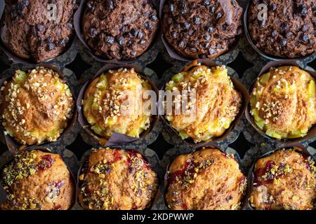 Muffins mit Schokolade und Haselnüssen. Spezialitäten der amerikanischen Küche. Draufsicht Stockfoto