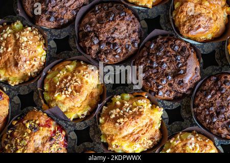 Muffins mit Schokolade und Haselnüssen. Spezialitäten der amerikanischen Küche. Draufsicht Stockfoto