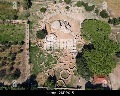 Drohnenansicht auf der archäologischen Stätte von Palmavera auf Sardinien in Italien Stockfoto