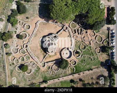 Drohnenansicht auf der archäologischen Stätte von Palmavera auf Sardinien in Italien Stockfoto