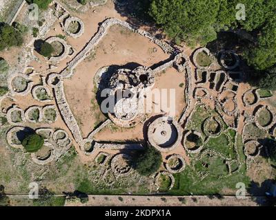 Drohnenansicht auf der archäologischen Stätte von Palmavera auf Sardinien in Italien Stockfoto