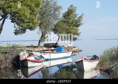 Saint-Hippolyte, Frankreich - Oktober 2022; kleine, farbenfrohe Fischerboote aus Holz, die in der Nähe der Lagune in der Nähe der Mittelmeerküste vor Anker liegen Stockfoto