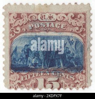 USA - 1869: Eine 15 Cent braune und blaue Briefmarke, die die Landung von Columbus von John Vanderlyn darstellt. Künstlerische Malerei aus der Rotunde des Kapitols der Vereinigten Staaten, ist die große zentrale Rotunde des Kapitols der Vereinigten Staaten in Washington, D.C. Sie wurde als das 'symbolische und physische Herz' des Kapitols beschrieben. Columbus landete am 12. Oktober 1492 auf der Insel San Salvador (Guanahani) in Westindien. Im Vordergrund hebt Christoph Kolumbus das königliche Banner, um das Land für das Königreich Kastilien zu beanspruchen, und er steht barfuß mit seinem Hut zu seinen Füßen, um die Heiligkeit des Ereignisses zu ehren Stockfoto