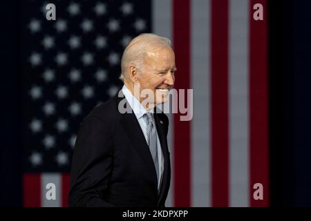 Bowie, Usa. 07.. November 2022. Präsident Joe Biden tritt auf die Bühne. Präsident Joe Biden nimmt an einer Wahlveranstaltung der Demokratischen Partei von Maryland für den Gouverneurskandidat Wes Moore vor den Halbzeiten 2022 Teil. Kredit: SOPA Images Limited/Alamy Live Nachrichten Stockfoto