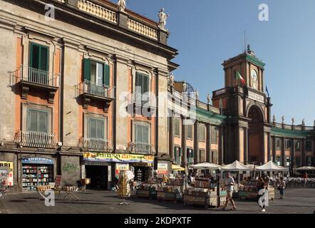 Akademische Bücherstände in der Nähe der Schule Convitto Nazionale Vittorio Emanuele II, Piazza Dante, Neapel, Italien. Stockfoto