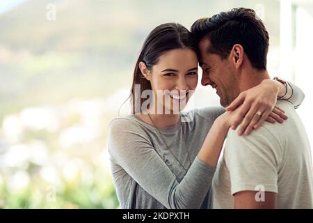 Hes war einfach perfekt für mich. Porträt eines glücklichen jungen Paares in liebevoller Umarmung. Stockfoto