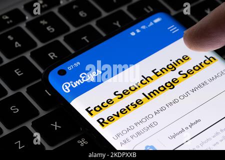 PimEyes Face Suchmaschine Seite ist auf dem Smartphone zu sehen. Stafford, Großbritannien, 8. November 2022 Stockfoto