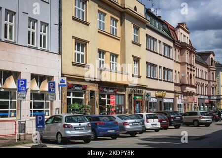 Gebäude und Autos auf Nadrazni - Station Street in Cesky Tesin Stadt, Tschechische Republik Stockfoto