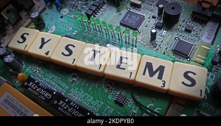 Systeme - Scrabble Buchstaben / Wort auf einer elektronischen Leiterplatte Stockfoto
