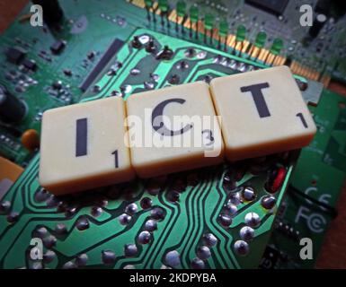 ICT - Informations- und Kommunikationstechnologie - Schraber von Buchstaben/Wörtern auf einer elektronischen Leiterplatte Stockfoto