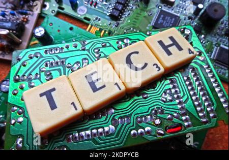 Tech - Kratzerklattern Buchstaben / Wort auf einer grünen elektronischen Leiterplatte, Leiterplatte Stockfoto