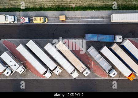 LKW auf MOP Gorzelanka Zachod Rastplatz auf der Amber Autobahn - Autostrada A1 in der Nähe der Stadt Tschenstochau, Woiwodschaft Schlesien in Polen Stockfoto