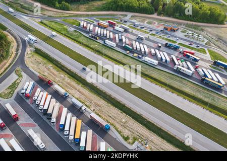 LKW auf MOP Gorzelanka Zachod Rastplatz auf der Amber Autobahn - Autostrada A1 in der Nähe der Stadt Tschenstochau, Woiwodschaft Schlesien in Polen Stockfoto