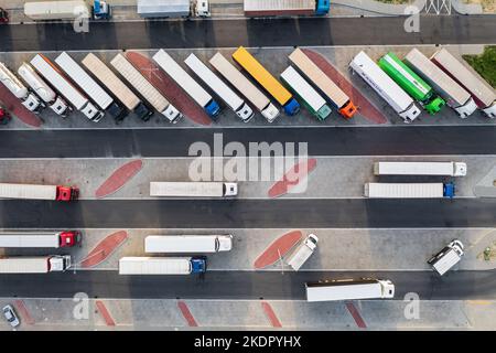 LKW auf MOP Gorzelanka Zachod Rastplatz auf der Amber Autobahn - Autostrada A1 in der Nähe der Stadt Tschenstochau, Woiwodschaft Schlesien in Polen Stockfoto