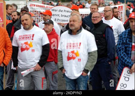 Köln, Deutschland. 08.. November 2022. Bei einer Kundgebung zum Warnstreik im aktuellen Lohnstreit in der Metall- und Elektroindustrie in Nordrhein-Westfalen stehen Mitarbeiter vor dem Werkstor der Deutz AG. Quelle: Henning Kaiser/dpa/Alamy Live News Stockfoto