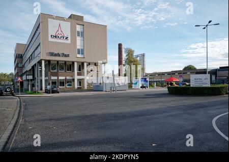 Köln, Deutschland. 08.. November 2022. Das Logo der Deutz AG ist auf einem Gebäude des Werks in Köln Deutz zu sehen. Quelle: Henning Kaiser/dpa/Alamy Live News Stockfoto