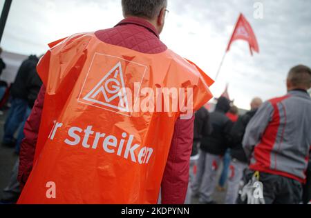 Köln, Deutschland. 08.. November 2022. Bei einer Kundgebung zum Warnstreik im aktuellen Lohnstreit in der Metall- und Elektroindustrie in Nordrhein-Westfalen stehen Mitarbeiter vor dem Werkstor der Deutz AG. Quelle: Henning Kaiser/dpa/Alamy Live News Stockfoto