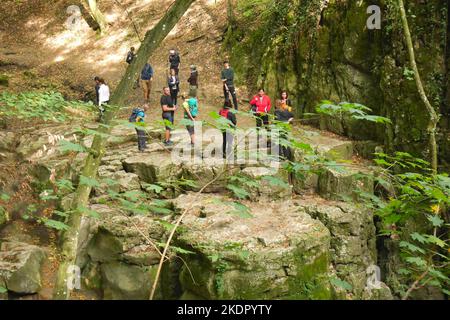 Spaziergänger in der Gaja-Schlucht, Romai Furdo, der vorübergehend getrocknete Wasserfall der römischen Bäder, Bakony Hills, Ungarn Stockfoto