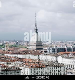 Turin, Italien. 12. April 2019. Die Stadt Turin und die Mole Antoneliana vom Hügel Monte dei Cappuccini aus gesehen Stockfoto