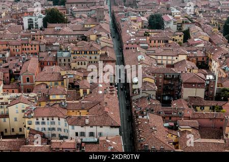 Bologna, Italien. 13. Oktober 2013. Das historische Zentrum von Bologna von der Spitze eines mittelalterlichen Turms aus gesehen Stockfoto