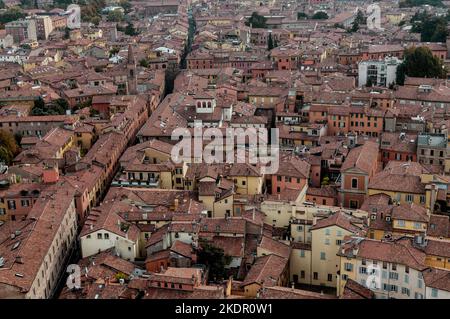 Bologna, Italien. 13. Oktober 2013. Das historische Zentrum von Bologna von der Spitze eines mittelalterlichen Turms aus gesehen Stockfoto