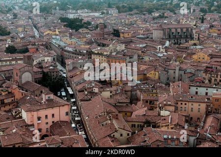 Bologna, Italien. 13. Oktober 2013. Das historische Zentrum von Bologna von der Spitze eines mittelalterlichen Turms aus gesehen Stockfoto