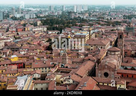 Bologna, Italien. 13. Oktober 2013. Das historische Zentrum von Bologna von der Spitze eines mittelalterlichen Turms aus gesehen Stockfoto