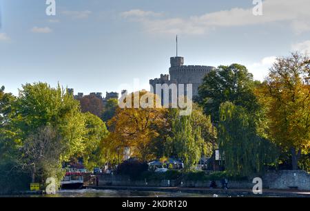 Windsor Castle an einem schönen Herbsttag von der Themse aus gesehen Stockfoto