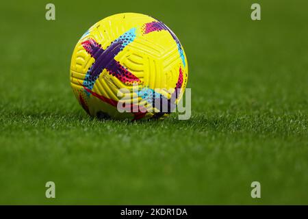 Nike Flight Premier League 2022-23 Hi-Vis-Matchball - Tottenham Hotspur gegen Liverpool, Premier League, Tottenham Hotspur Stadium, London, Großbritannien - 6.. November 2022 nur zur redaktionellen Verwendung – es gelten die Einschränkungen von DataCo Stockfoto