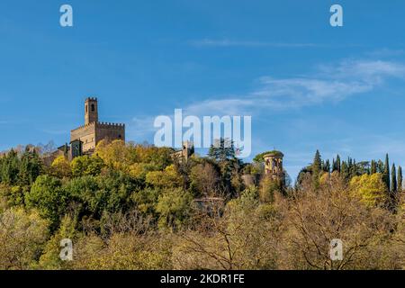 Blick auf Poppi, Arezzo, Italien, mit herbstlicher Vegetation Stockfoto