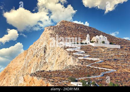 Die Kirche Panagia, die der Marienverehrung über der Chora der Insel Folegandros in den Kykladen, Griechenland, gewidmet ist Stockfoto