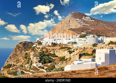 Chora mit Panagia-Kirche, die der Marienverehrung gewidmet ist, ist die Hauptstadt der Insel Folegandros in den Kykladen, Griechenland Stockfoto