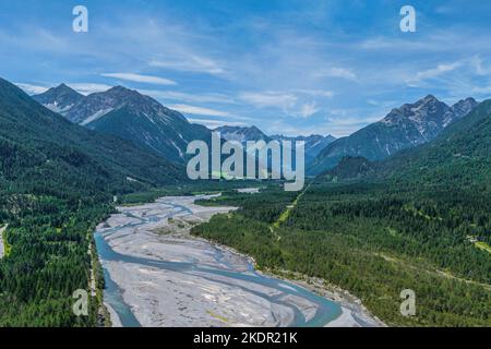 Die beeindruckende Natur des wildromantischen Flussbettes Lech bei Forchach in Tirol Stockfoto