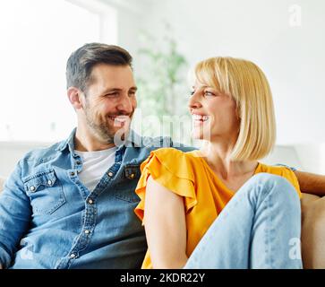 Frau Paar Mann glücklich Glück Liebe jungen Lebensstil zusammen romantisch Freund Freundin Romantik Freund freundin Hause Spaß Stockfoto