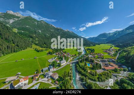 Das schön gelegene kleine Dorf Häselgehr im Tiroler Lechtal von oben Stockfoto