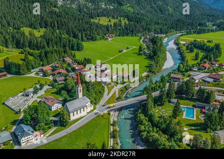 Das schön gelegene kleine Dorf Häselgehr im Tiroler Lechtal von oben Stockfoto